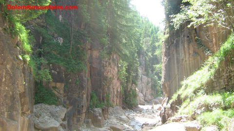 il canyon con il rio nel mezzo