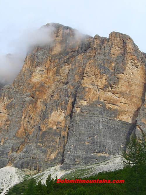 the imponent wall of tofana di rozzes